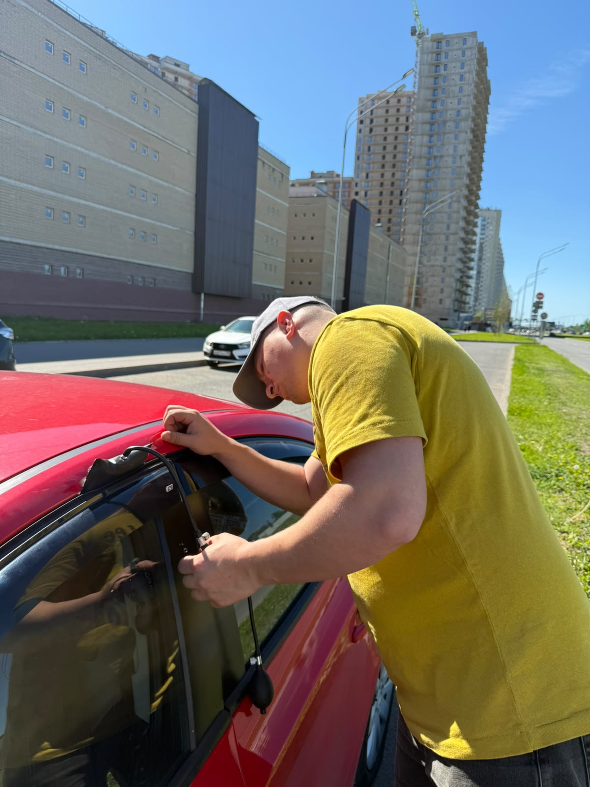 Аварийное вскрытие автомобиля мастером в Санкт-Петербурге